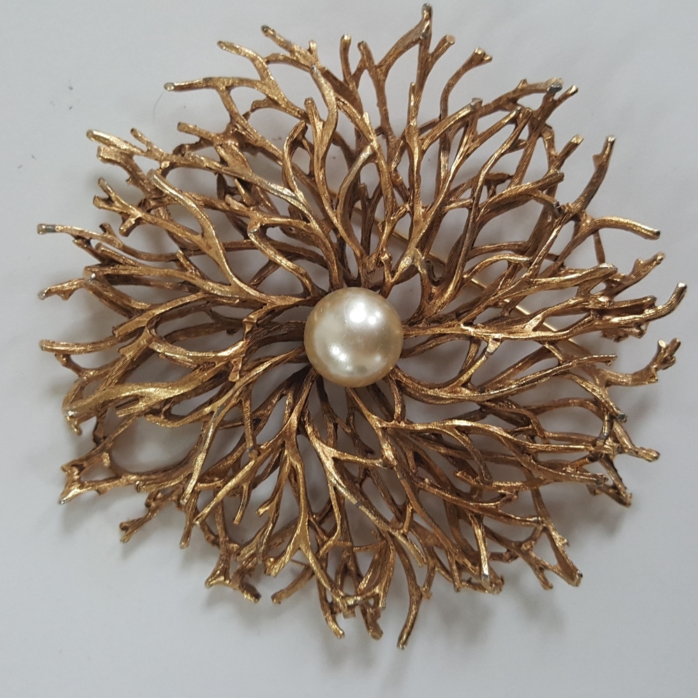 Sunburst vintage brooch with pearl.